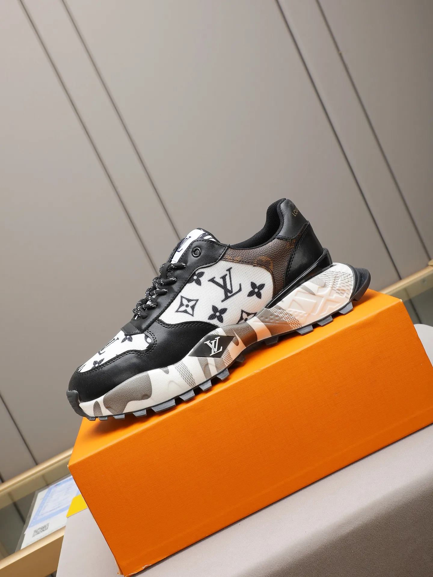Men's shoes 💰440 [LV] Casual sports shoes, breathable and comfortable, easy to walk, a versatile style for trendy men, Versace special materials and calfskin ➕ breathable mesh lining ➕ popular printed outsole, sports and running style, super comfortable. Code number 38-44 (45 customized)